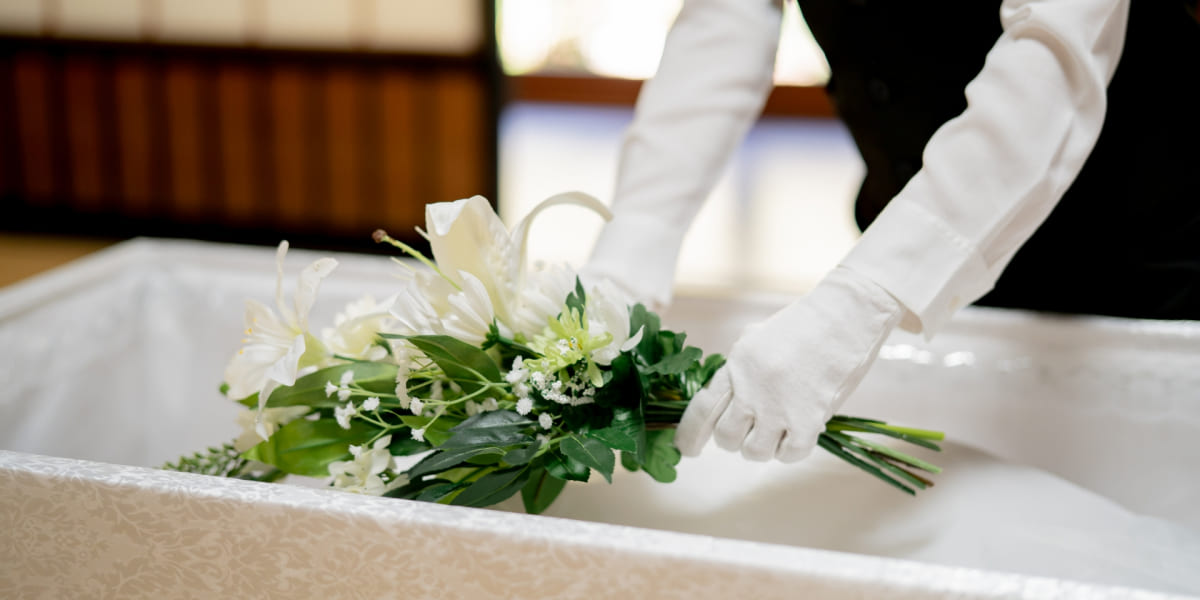 お花を棺に入れている女性スタッフの手元