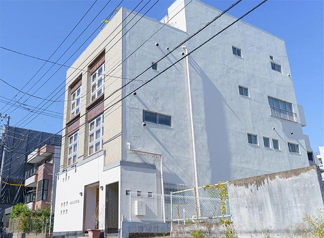 東京都江東区亀戸にあるフェアウェルプレイス ディアの外観。一軒家のような外観で、奥行きも広く、中も広々しているのが外観からもわかります。