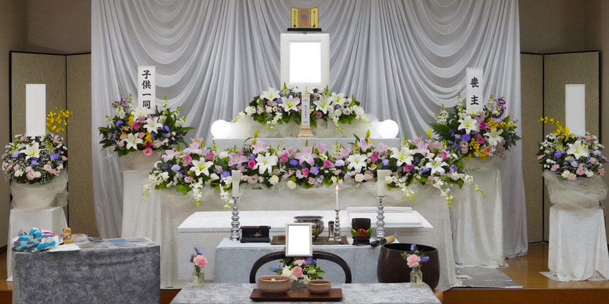 江東区にあるワンライフの一般葬プランの花祭壇のお写真。