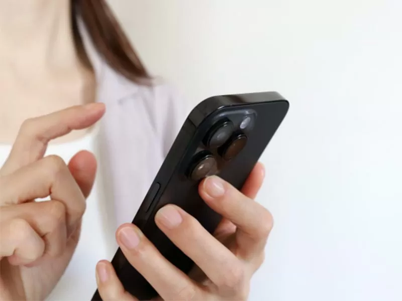 葬儀の事前準備のため、ワンライフに電話で問い合わせをしようしている手元