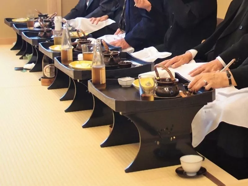 葬儀や火葬後に親しい人たちが集まり、故人様への供養として行うせ儀式で食事をしている